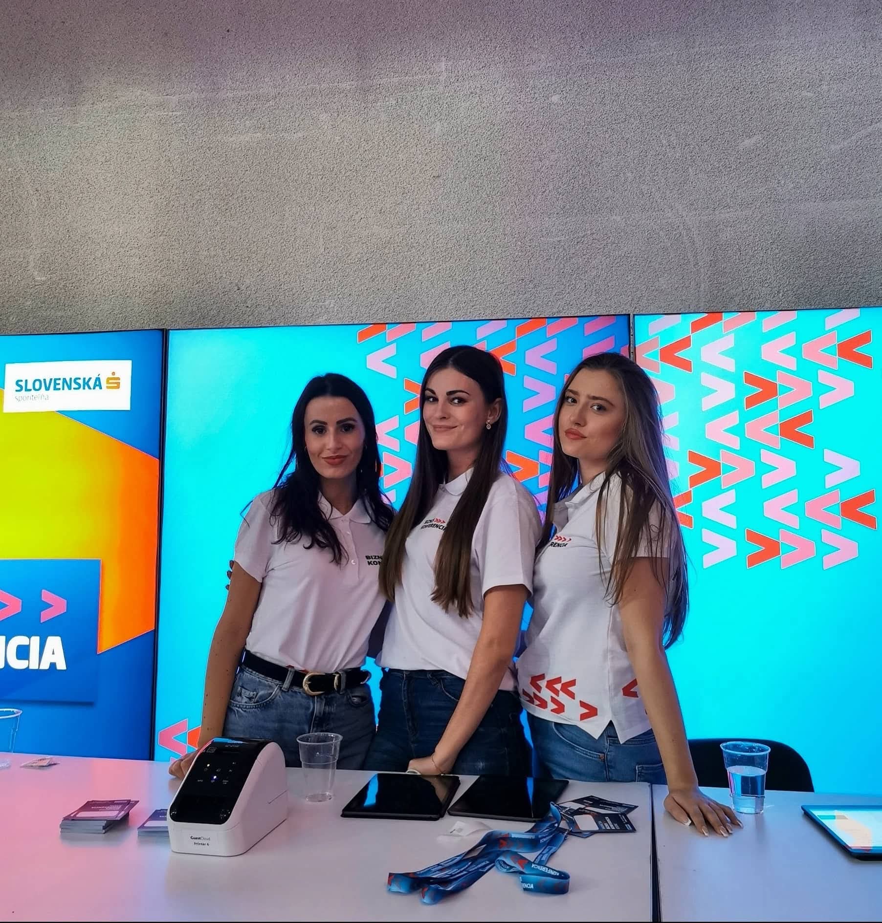 Hostesky pri registrácii účastníkov konferencie
